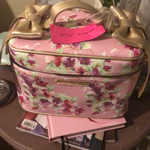 NWT Betsy Johnson DBL Bow Train Case Blush Multi - Picture 3 of 8